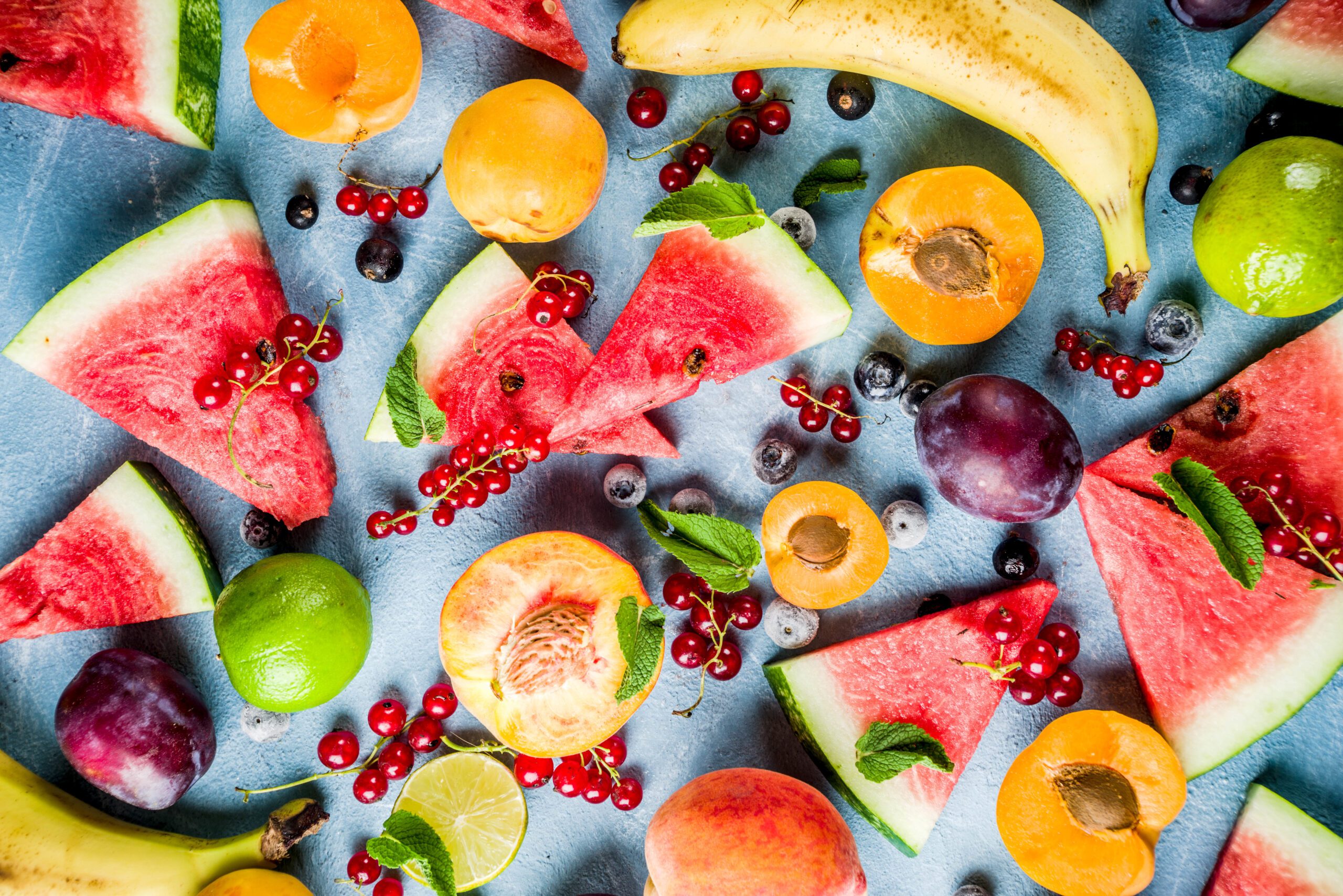 Frutta estiva disposta su un piano di lavoro - Filiera della frutta - Ecopool Service